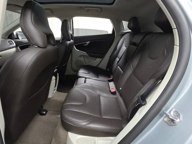 Volvo V40 D4, снимка 12 - Автомобили и джипове - 55559819