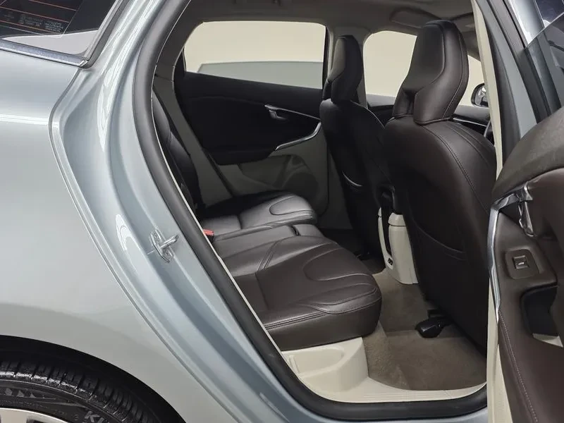 Volvo V40 D4, снимка 11 - Автомобили и джипове - 55559819