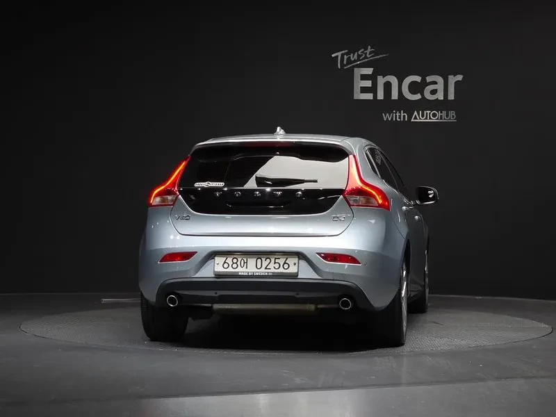 Volvo V40 D4, снимка 4 - Автомобили и джипове - 55559819