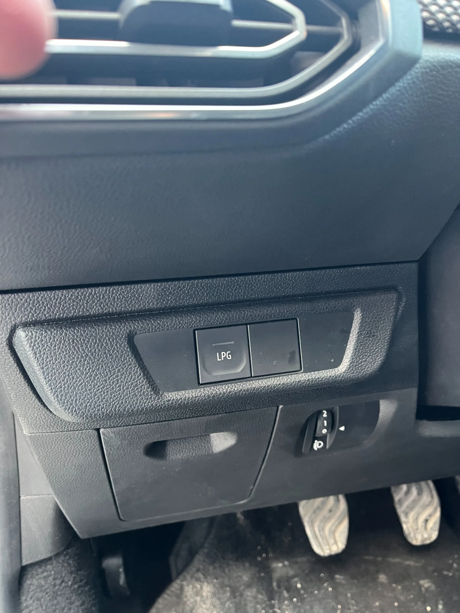 Dacia Sandero 1.0 - изображение 7