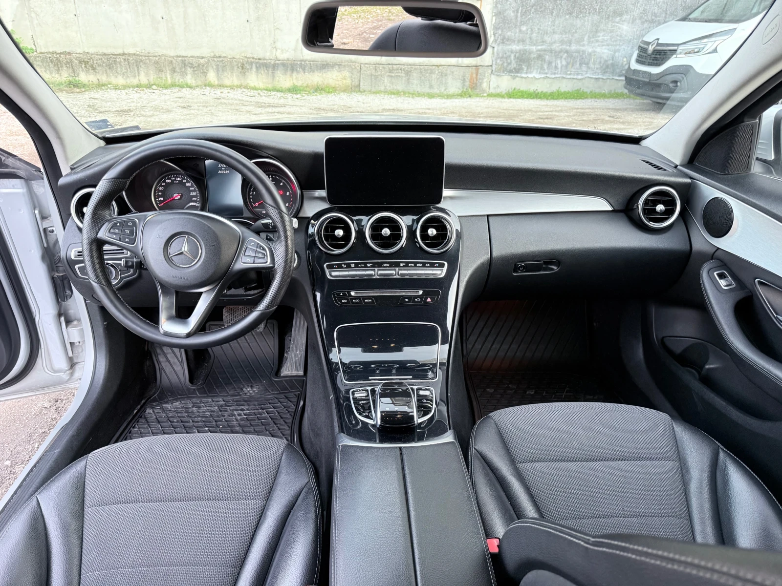 Mercedes-Benz C 220 4-matik , снимка 11 - Автомобили и джипове - 54115953