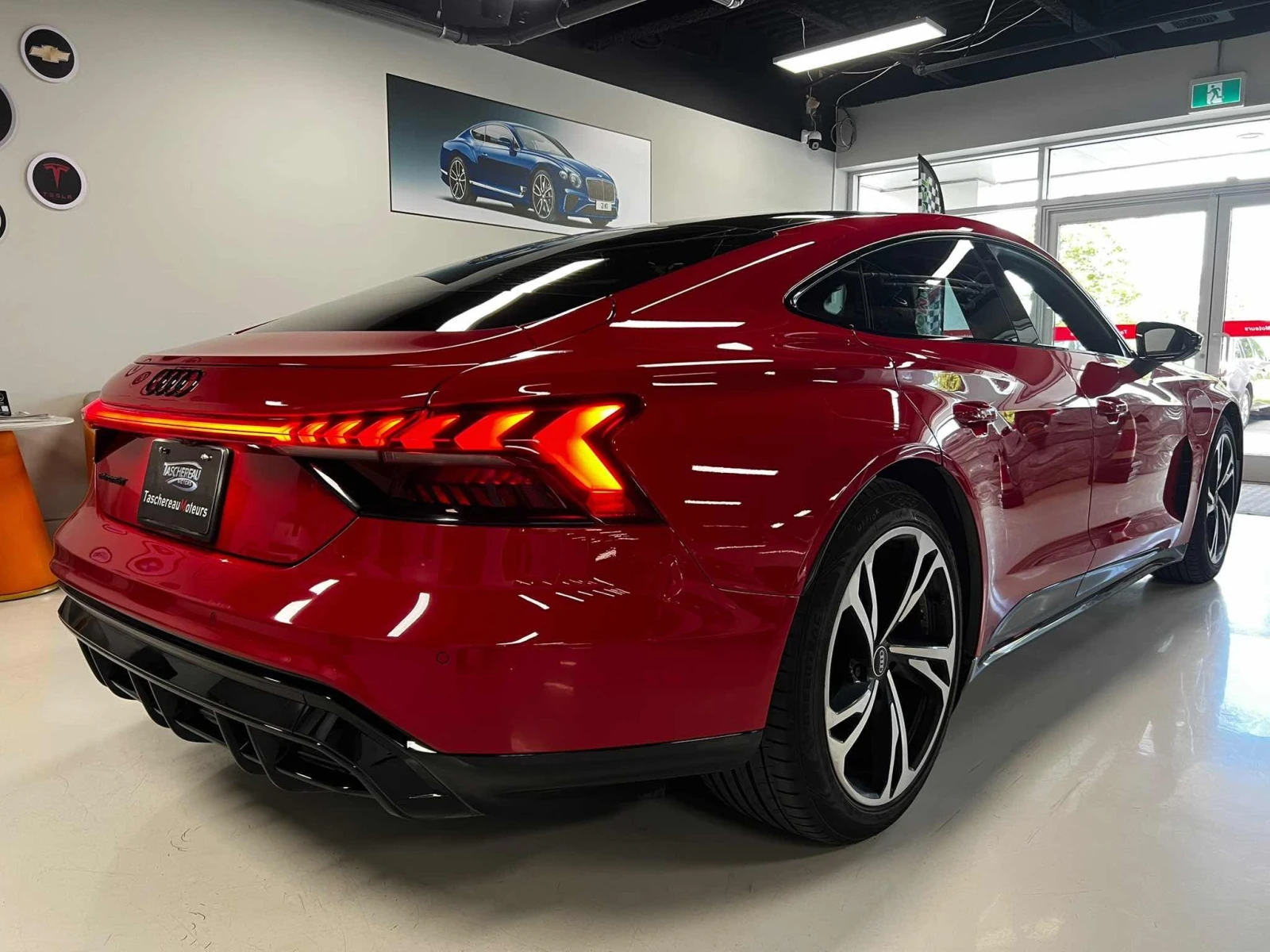 Audi E-Tron GT * quattro * CARFAX * ОПЦИЯ ЗА ФИНАНСИРАНЕ, снимка 3 - Автомобили и джипове - 56113065