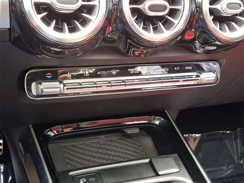 Mercedes-Benz GLB 35 AMG* 4matic* CARFAX* АвтоКредит* (ЦЕНА ДО БГ), снимка 12 - Автомобили и джипове - 53238651