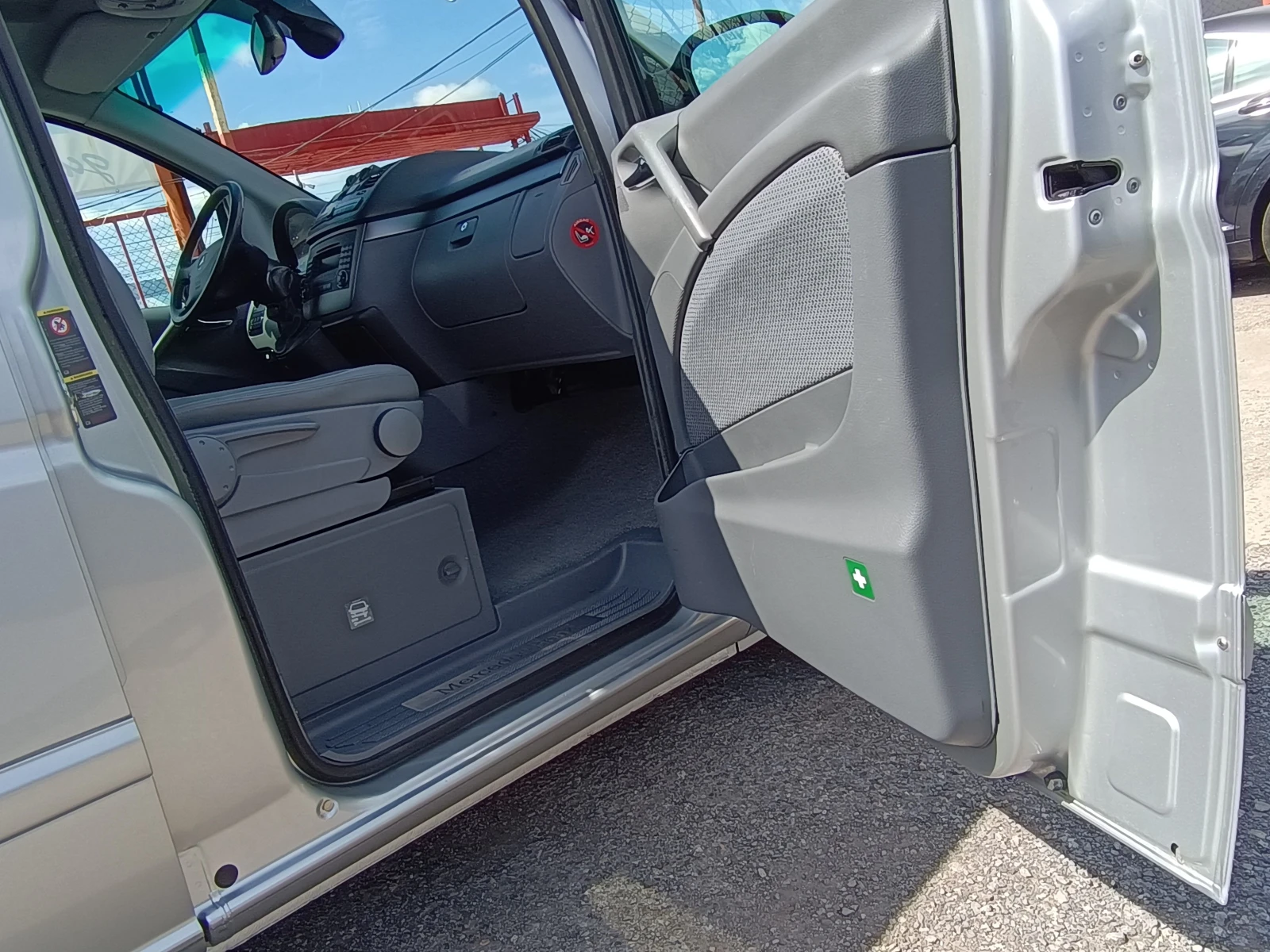 Mercedes-Benz Viano 3.0-204к.с.! 226хил.км !!! ШВЕЙЦАРИЯ !, снимка 15 - Бусове и автобуси - 54156277