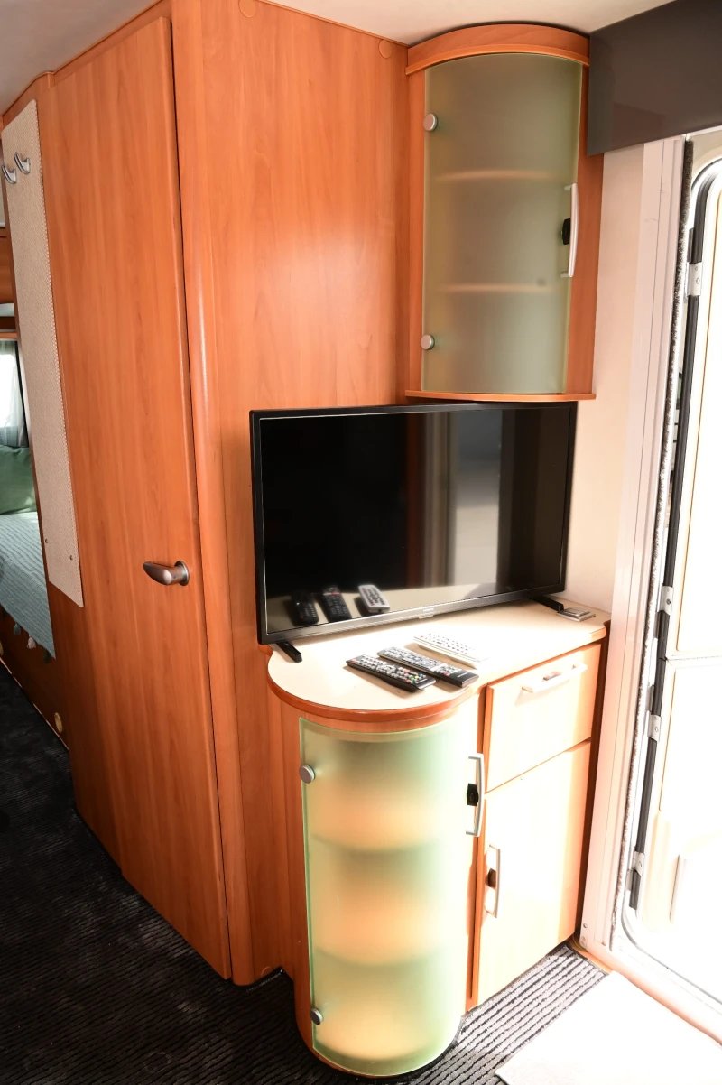 Каравана HYMER / ERIBA 461, снимка 16 - Каравани и кемпери - 49540395