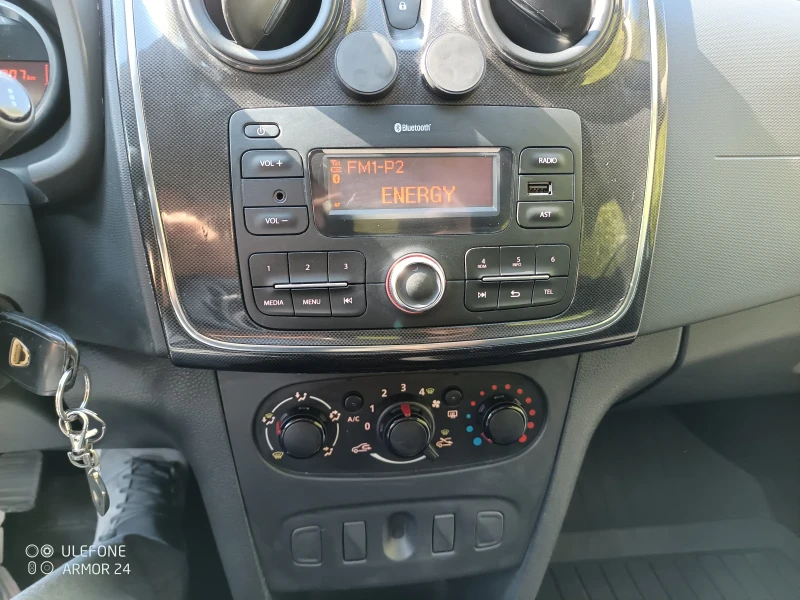 Dacia Sandero 0.9 TCe, снимка 13 - Автомобили и джипове - 47505757