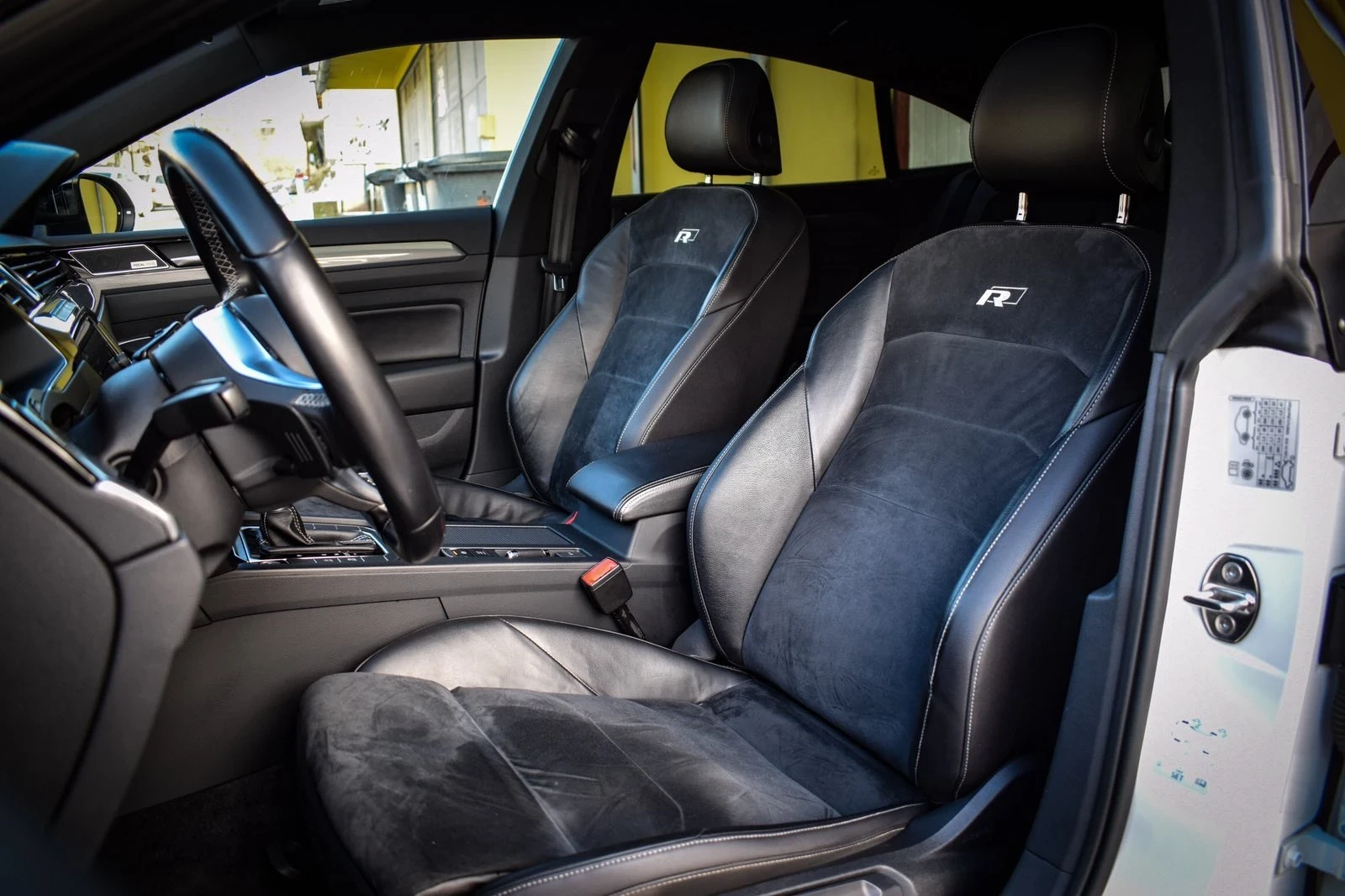 VW Arteon 2.0 Tsi R-Line, снимка 10 - Автомобили и джипове - 54244550