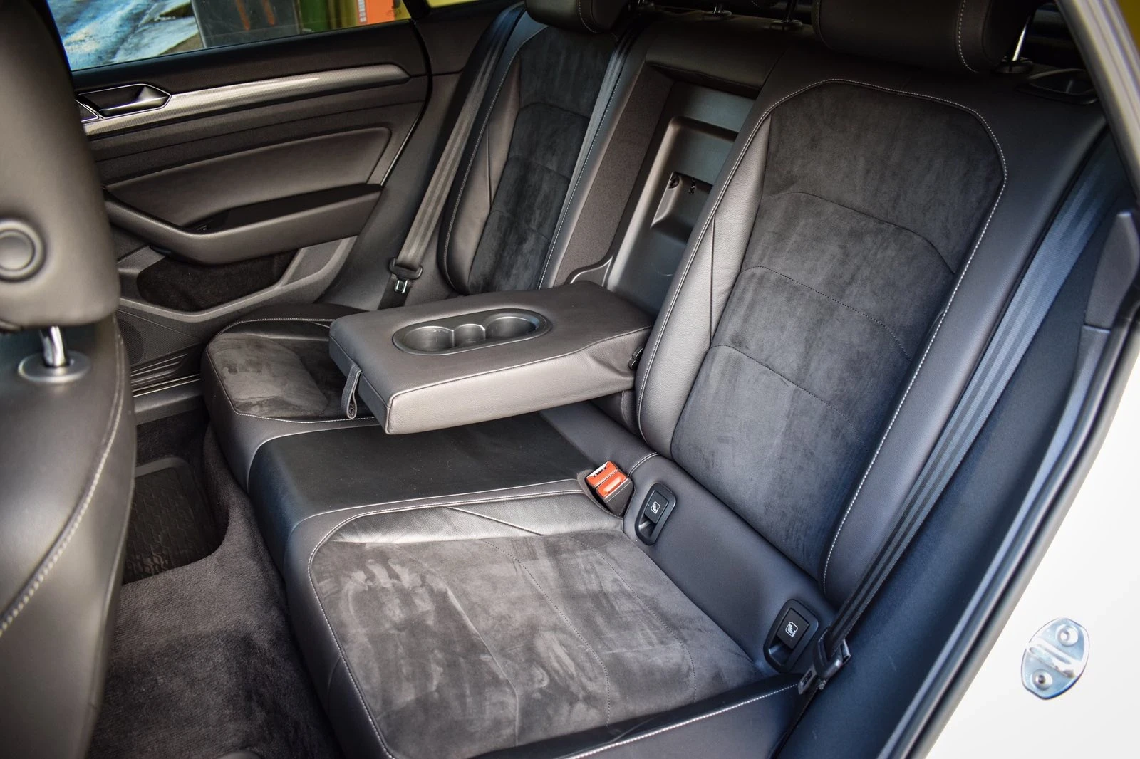 VW Arteon 2.0 Tsi R-Line, снимка 13 - Автомобили и джипове - 54244550