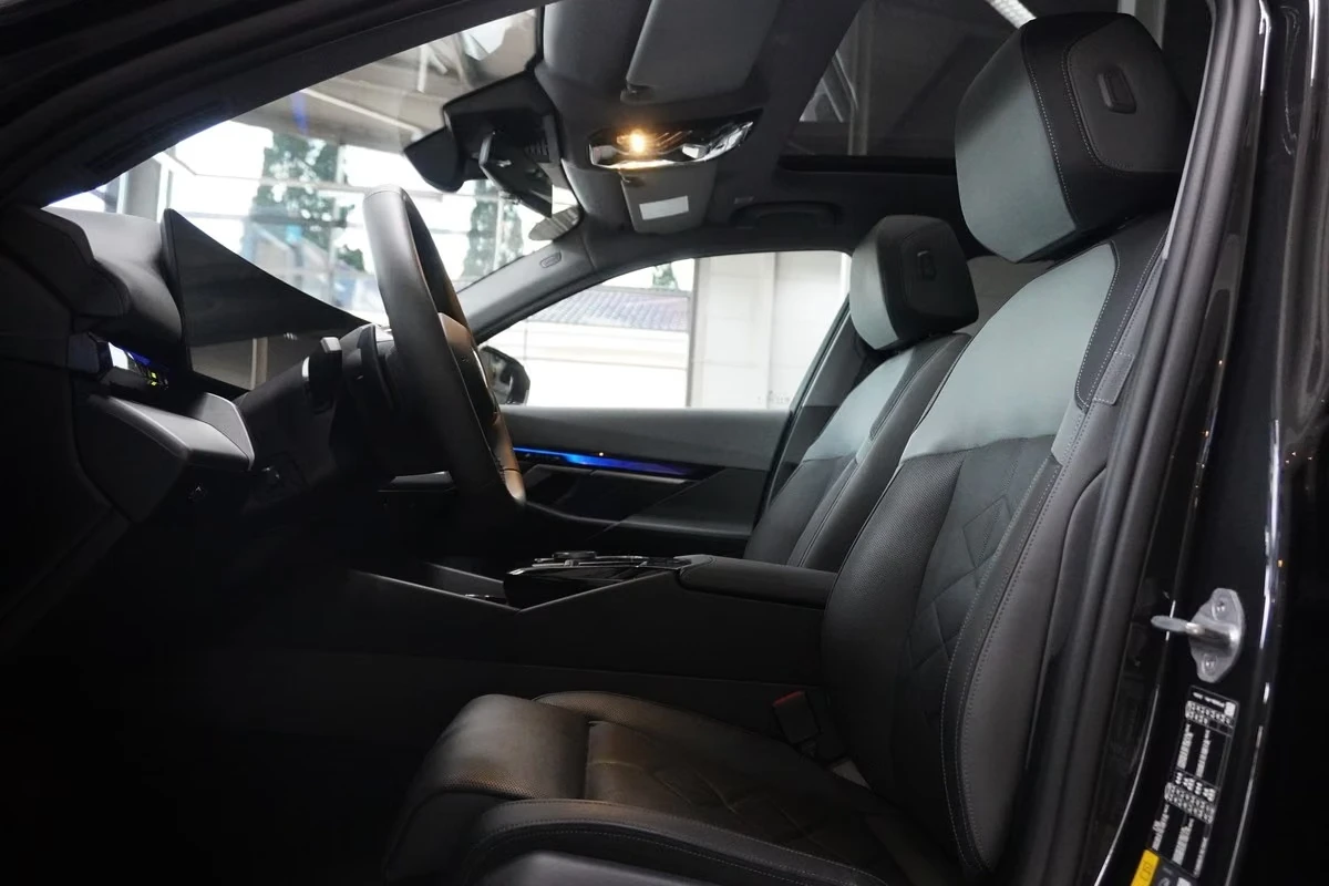 BMW 550 e/PHEV 3.0/489HP/4x4/HK/PANO/LED/360/342h, снимка 11 - Автомобили и джипове - 56201166