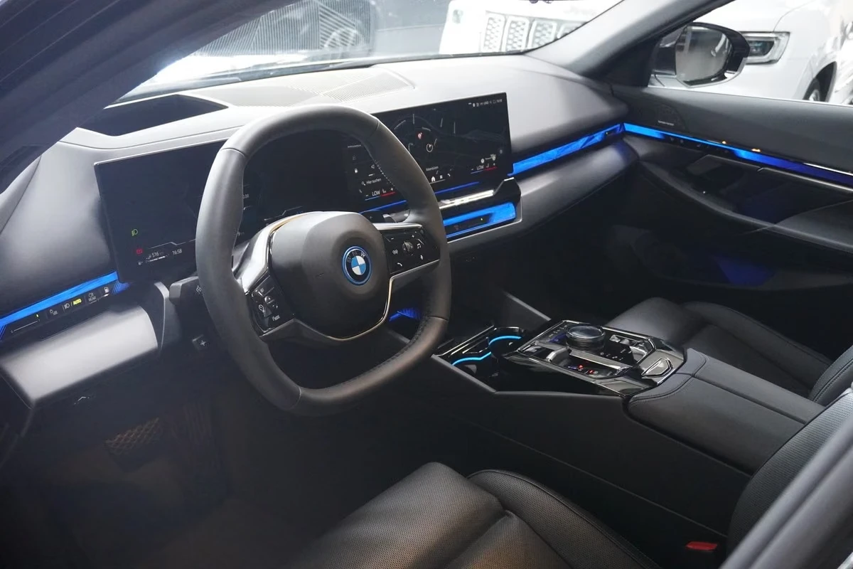 BMW 550 e/PHEV 3.0/489HP/4x4/HK/PANO/LED/360/342h, снимка 9 - Автомобили и джипове - 56201166