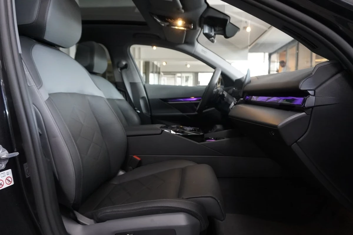 BMW 550 e/PHEV 3.0/489HP/4x4/HK/PANO/LED/360/342h, снимка 12 - Автомобили и джипове - 56201166