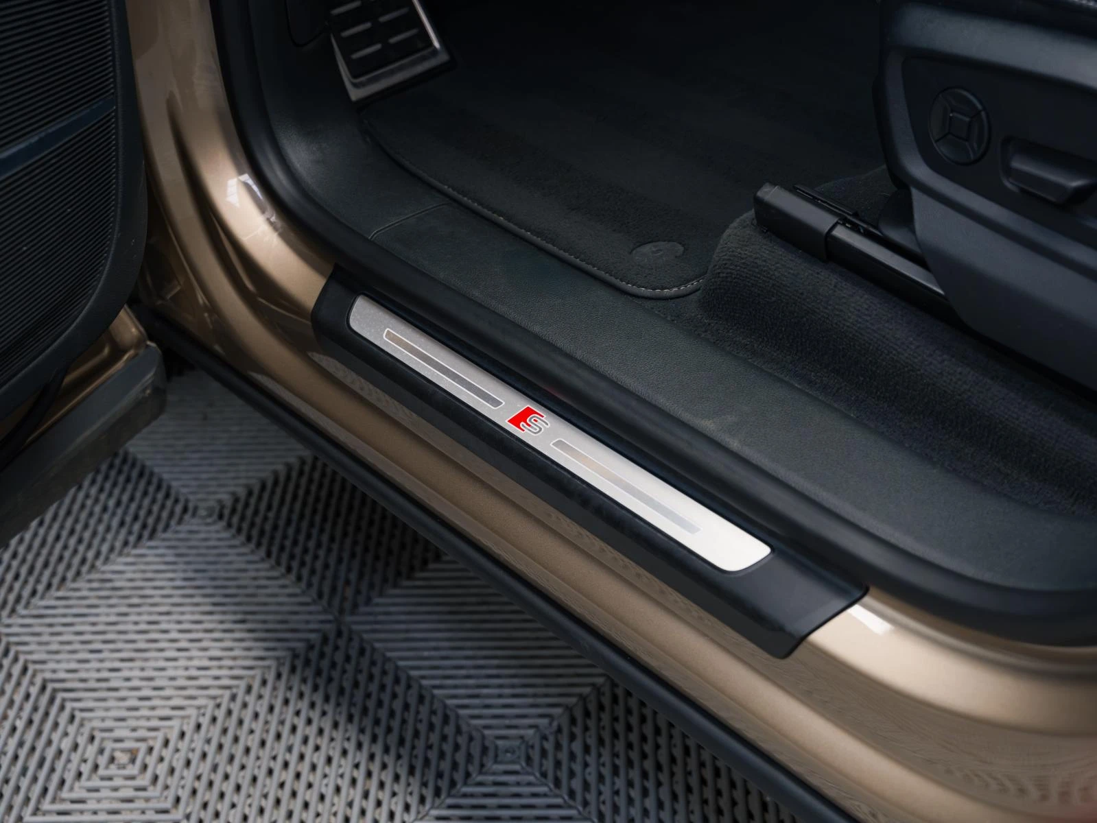 Audi Q8 50TDI Quattro S-line* 360 Cam* Bang&Olufsen* HuD*  | Mobile.bg � ����������� 12