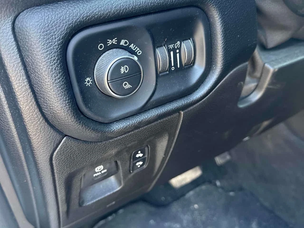 Dodge RAM 1500 * Big Horn * CARFAX * АВТОКРЕДИТ, снимка 17 - Автомобили и джипове - 54711011