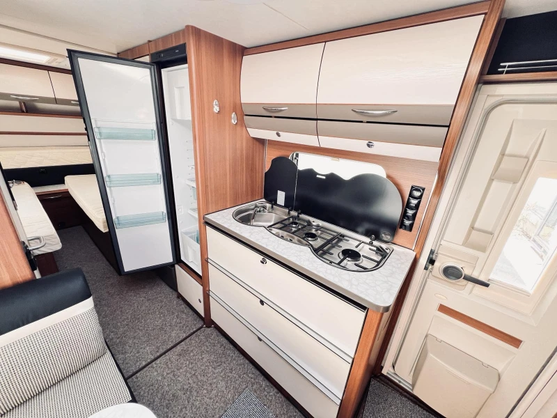 Каравана LMC 6 местна КЛИМАТИК МУВЪР ТЕНТА СОЛАР, снимка 10 - Каравани и кемпери - 49638461