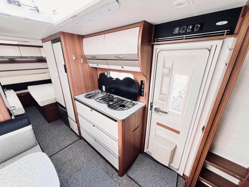 Каравана LMC 6 местна КЛИМАТИК МУВЪР ТЕНТА СОЛАР, снимка 11 - Каравани и кемпери - 49638461