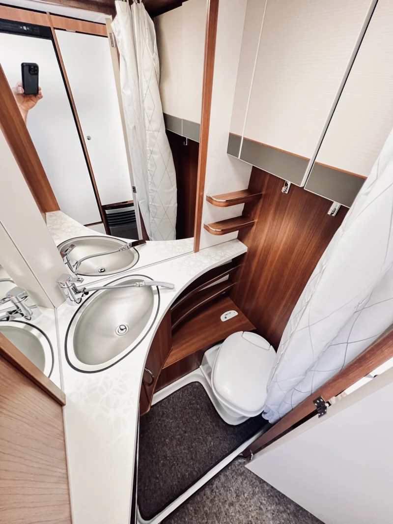 Каравана LMC 6 местна КЛИМАТИК МУВЪР ТЕНТА СОЛАР, снимка 14 - Каравани и кемпери - 49638461