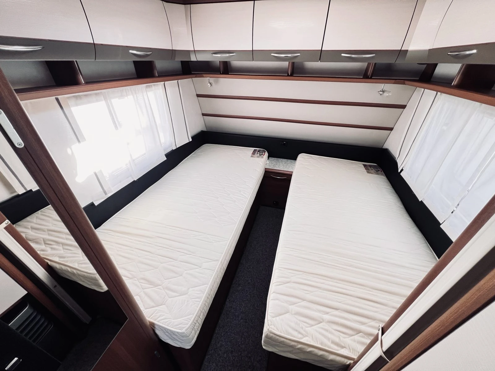  LMC 6      | Mobile.bg   12