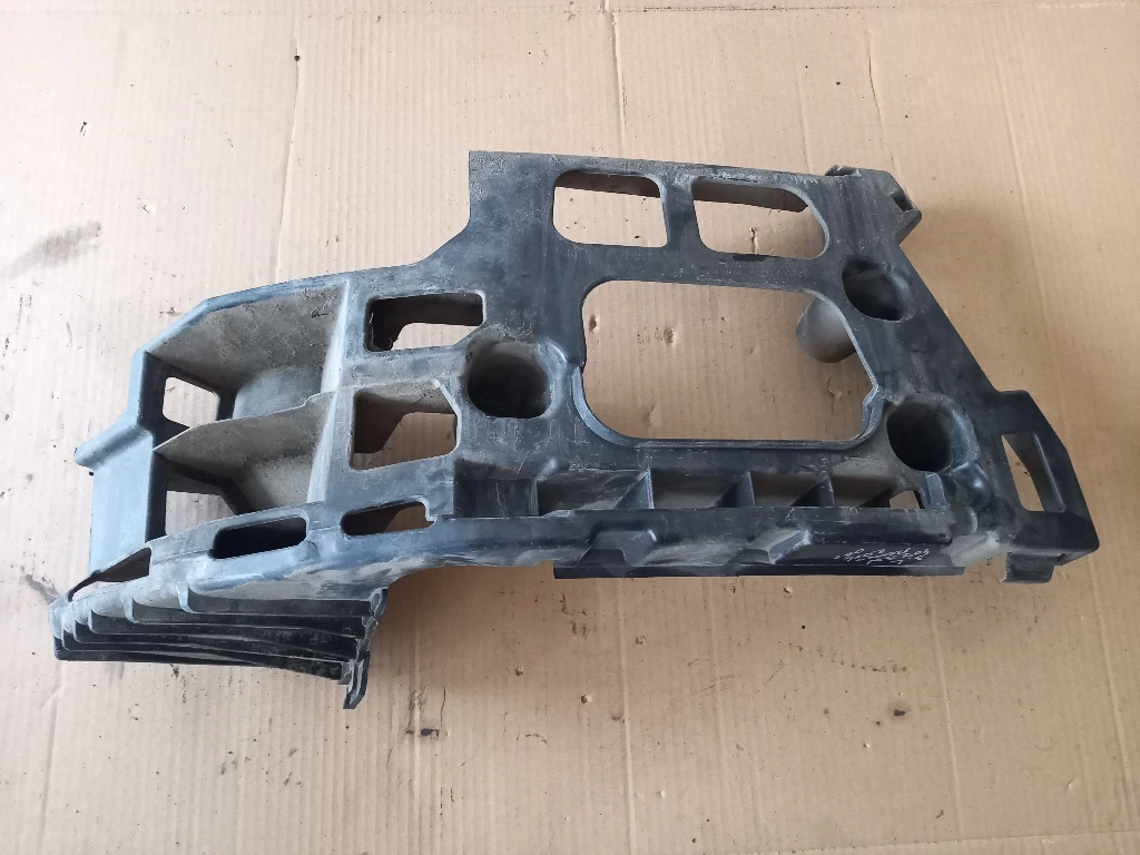 Водач задна броня ляв Пежо 407 комби (1)