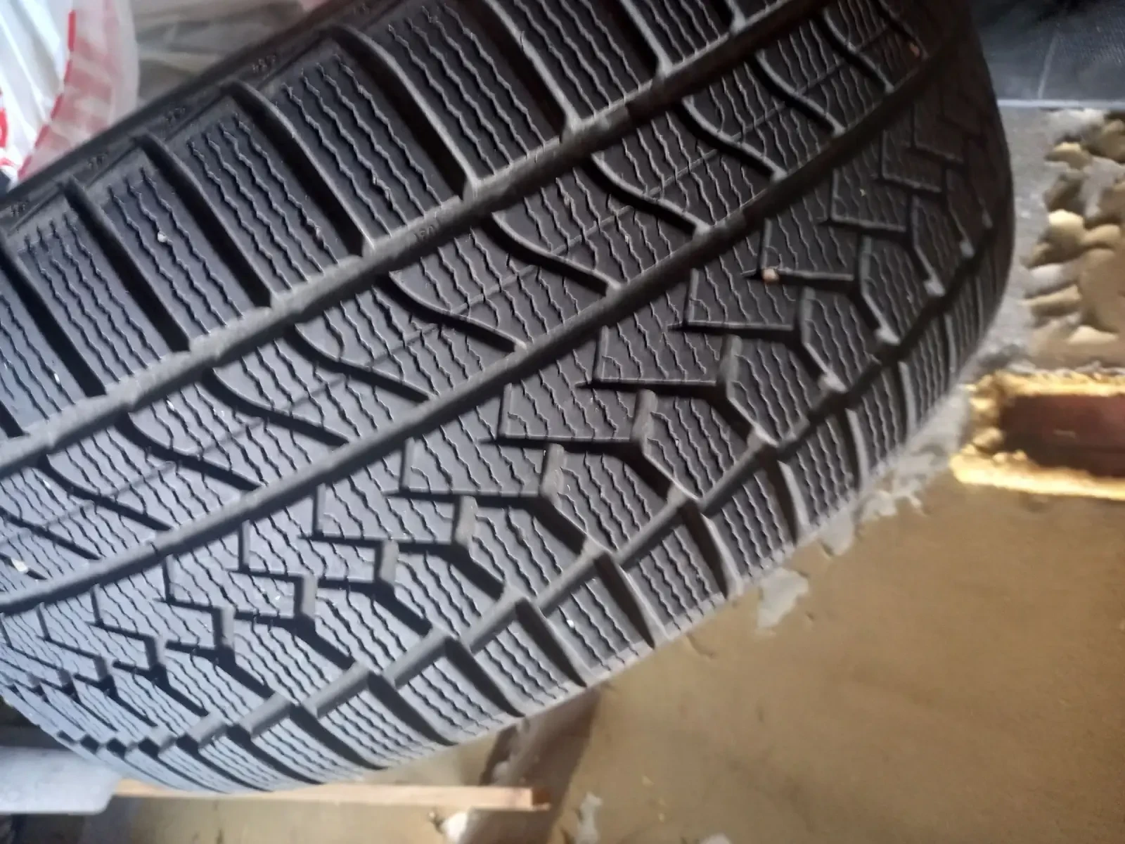 Гуми Зимни 275/40R19, снимка 4 - Гуми и джанти - 56561081