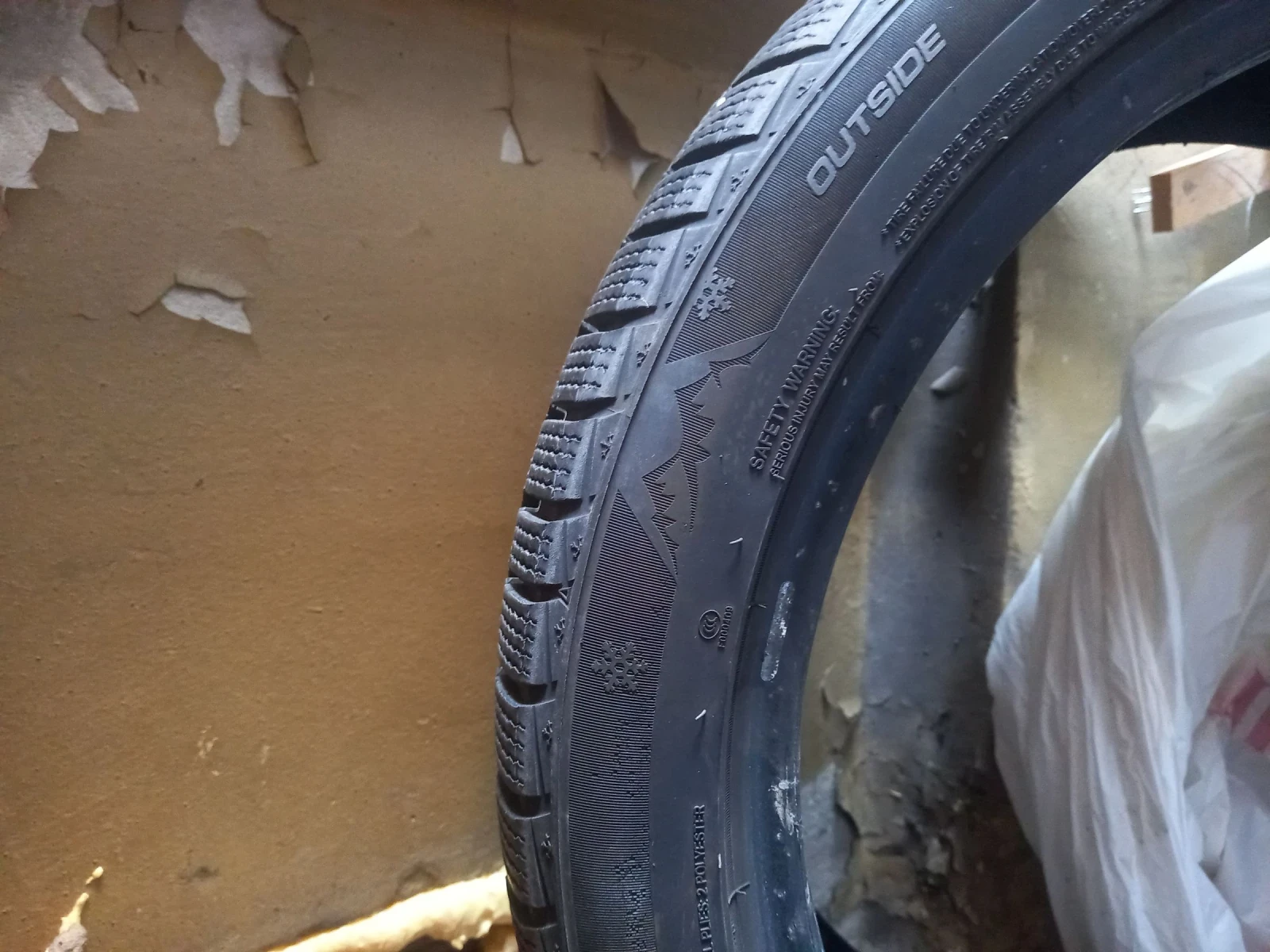 Гуми Зимни 275/40R19, снимка 8 - Гуми и джанти - 54731499