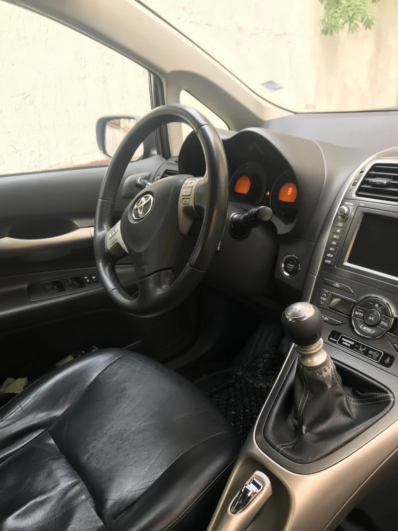 Toyota Auris, снимка 8 - Автомобили и джипове - 47963644