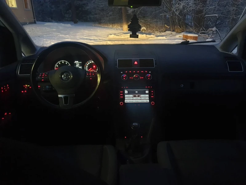 VW Touran, снимка 12 - Автомобили и джипове - 53445417