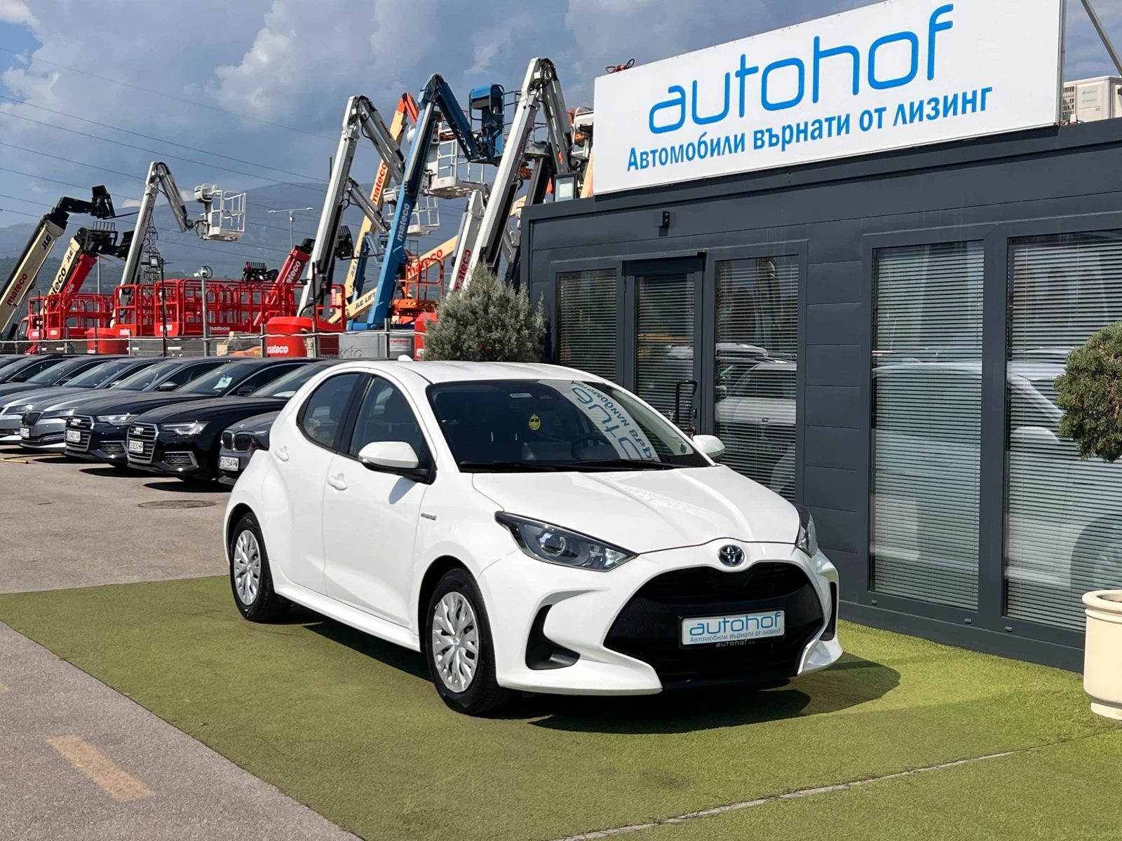 Toyota Yaris LIGHT/HYBRID/1.5vvt-i/115K.C./Е-CVT AT - изображение 6