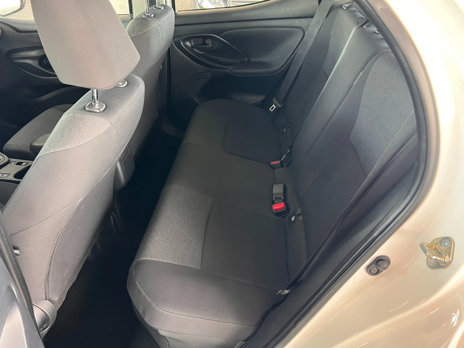 Toyota Yaris LIGHT/HYBRID/1.5vvt-i/115K.C./Е-CVT AT - изображение 10