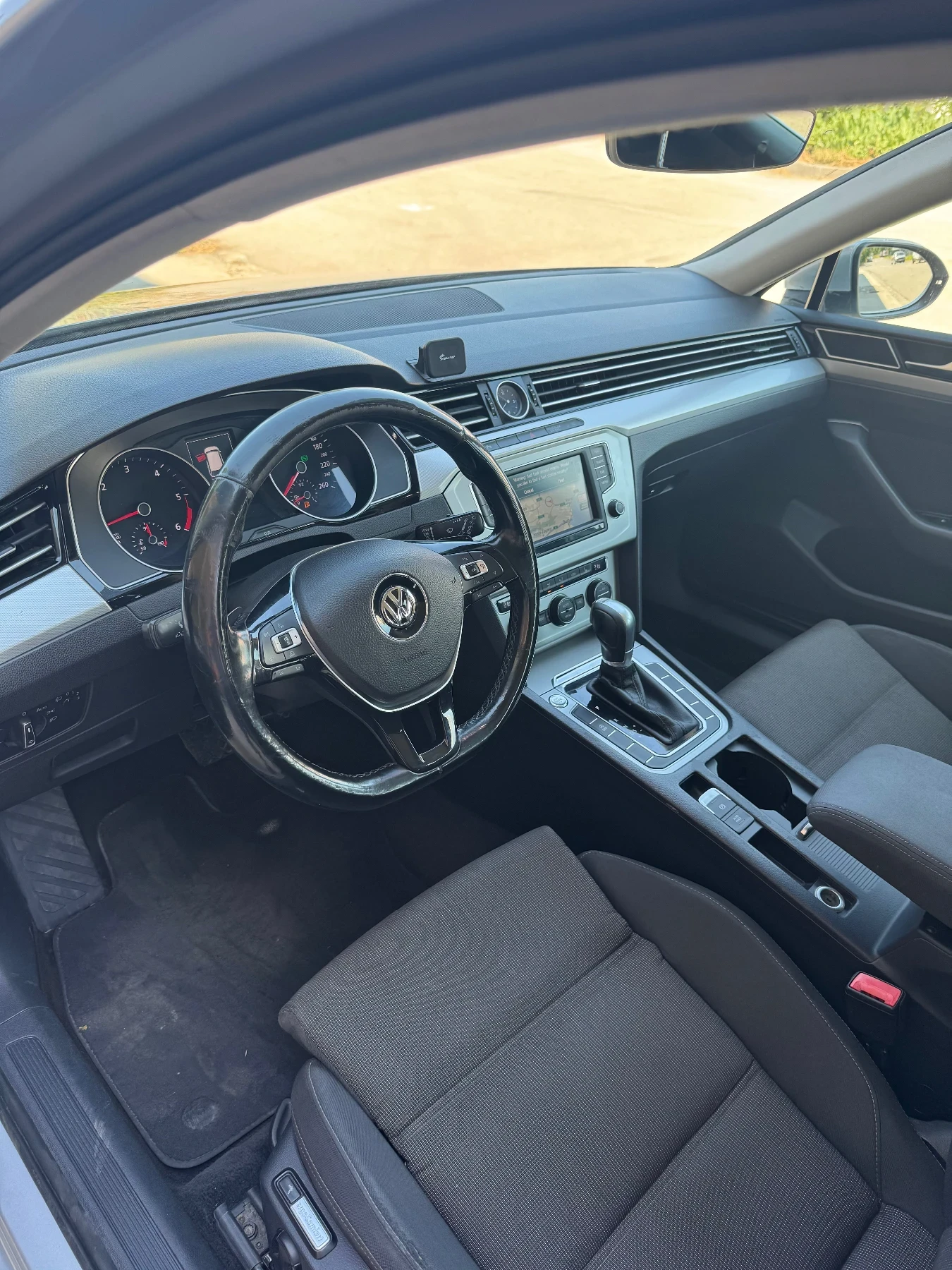 VW Passat BlueMotion   2016 г. | 2.0 TDI 150 к . Ел теглич , снимка 9 - Автомобили и джипове - 55662332