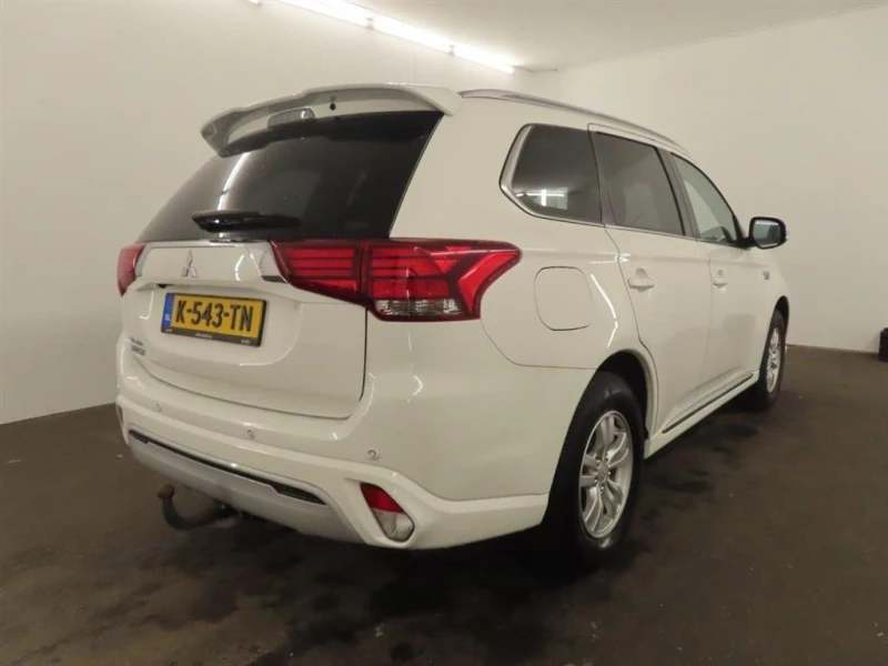 Mitsubishi Outlander PHEV Топ Състояние, снимка 2 - Автомобили и джипове - 47851171