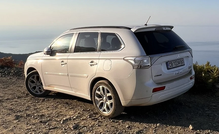 Mitsubishi Outlander 2.0 LPG, снимка 4 - Автомобили и джипове - 55125615