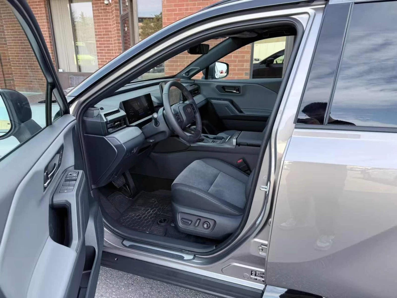 Toyota Rav4 XSE 2.5 ХИБРИД, снимка 8 - Автомобили и джипове - 54436414