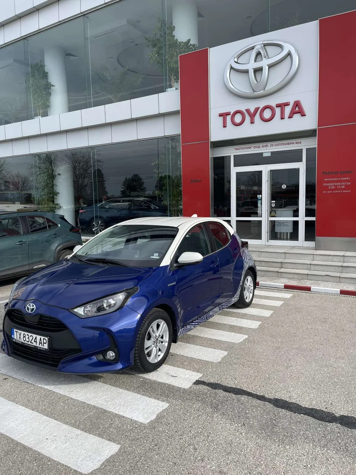 Toyota Yaris 1.5 HYBRID CHIC  - изображение 2