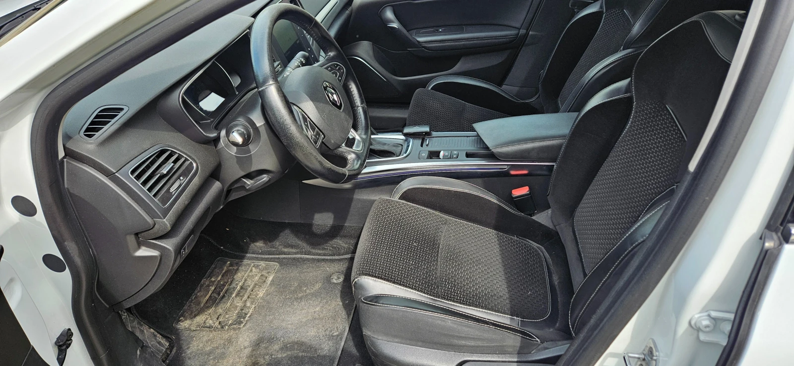 Renault Megane 1.5DCI, снимка 8 - Автомобили и джипове - 54412273