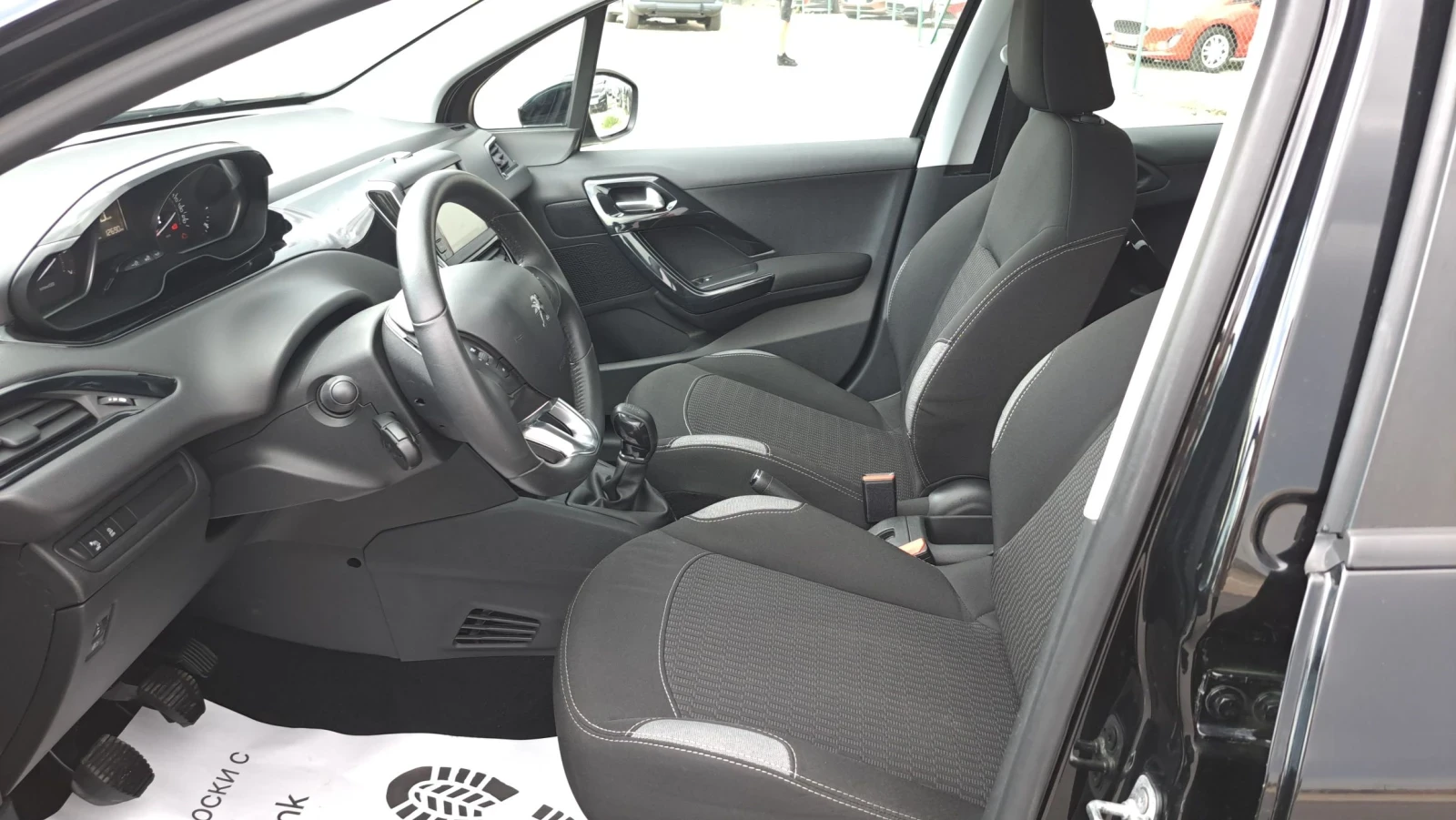 Peugeot 208 1.2i VTI, снимка 11 - Автомобили и джипове - 56173485