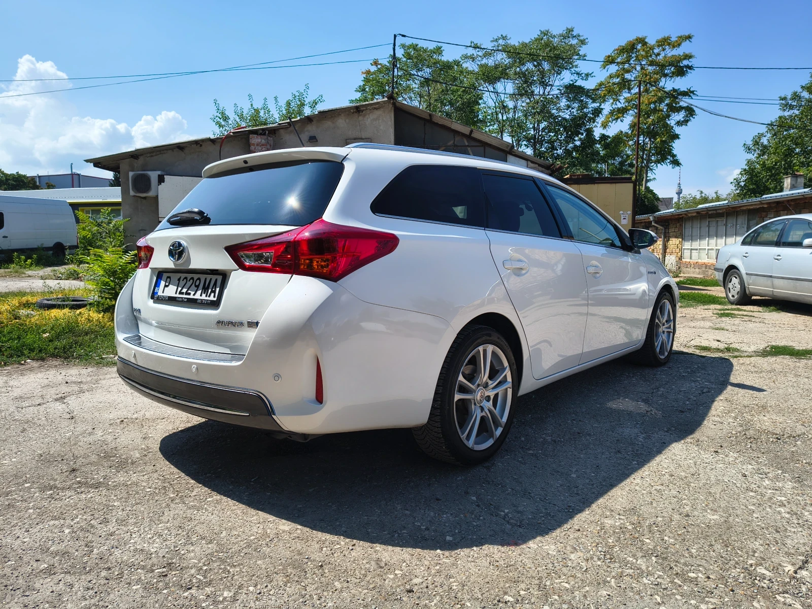Toyota Auris Hybrid Premium SOL+  - изображение 3