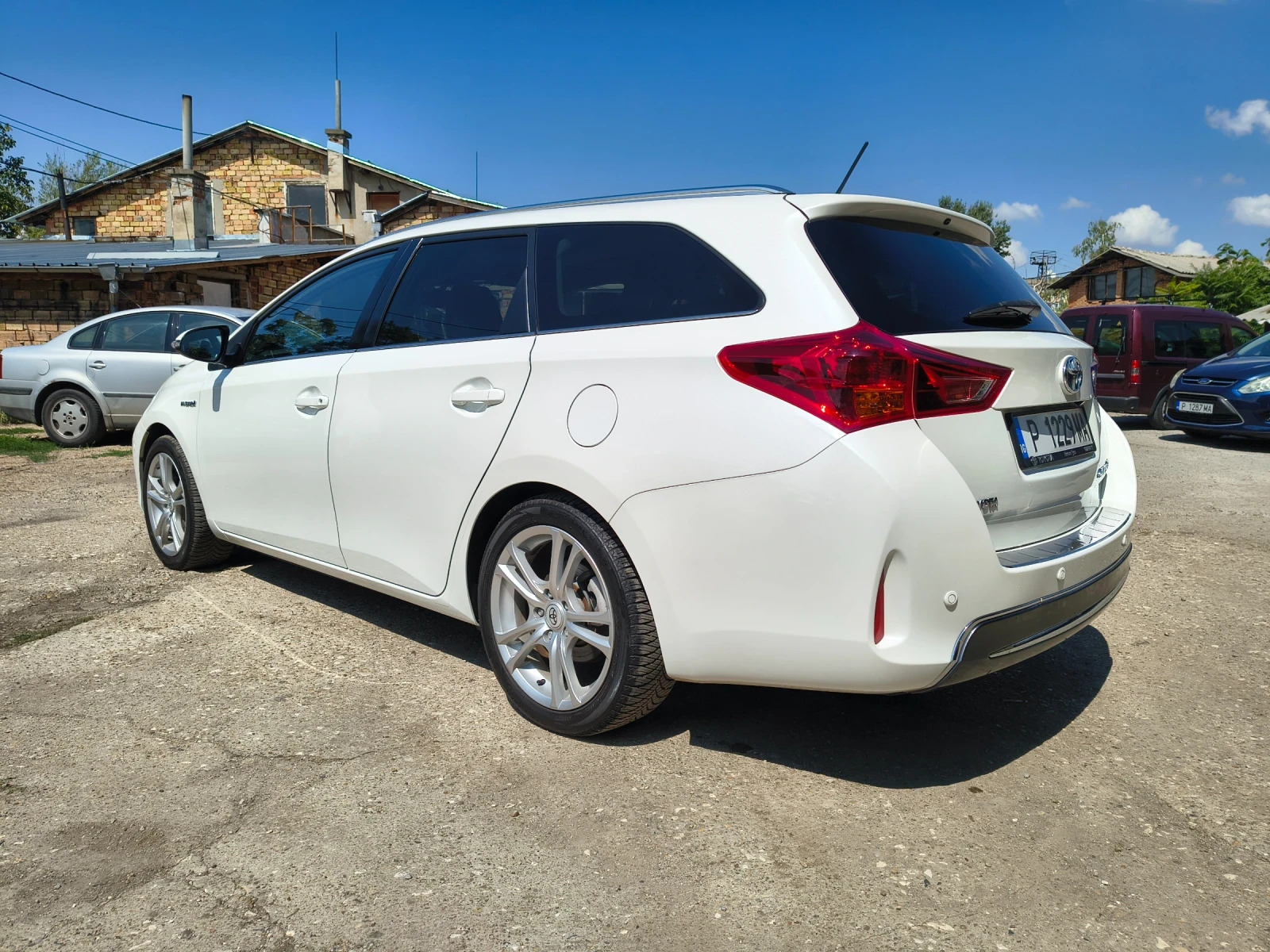 Toyota Auris Hybrid Premium SOL+  - изображение 4