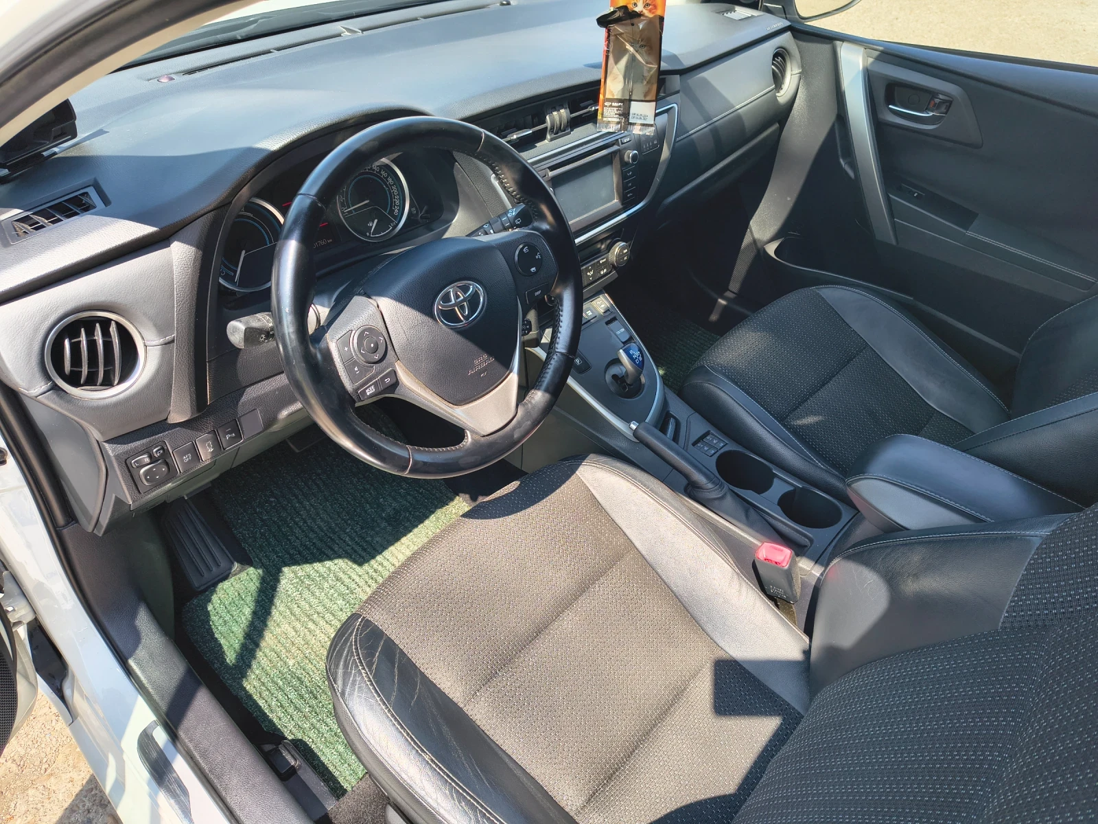 Toyota Auris Hybrid Premium SOL+  - изображение 8