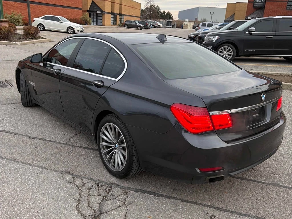 BMW 750 * 4dr Sdn xDrive AWD * CARFAX * БЕЗ ПЪРВОНАЧАЛНА В - изображение 3