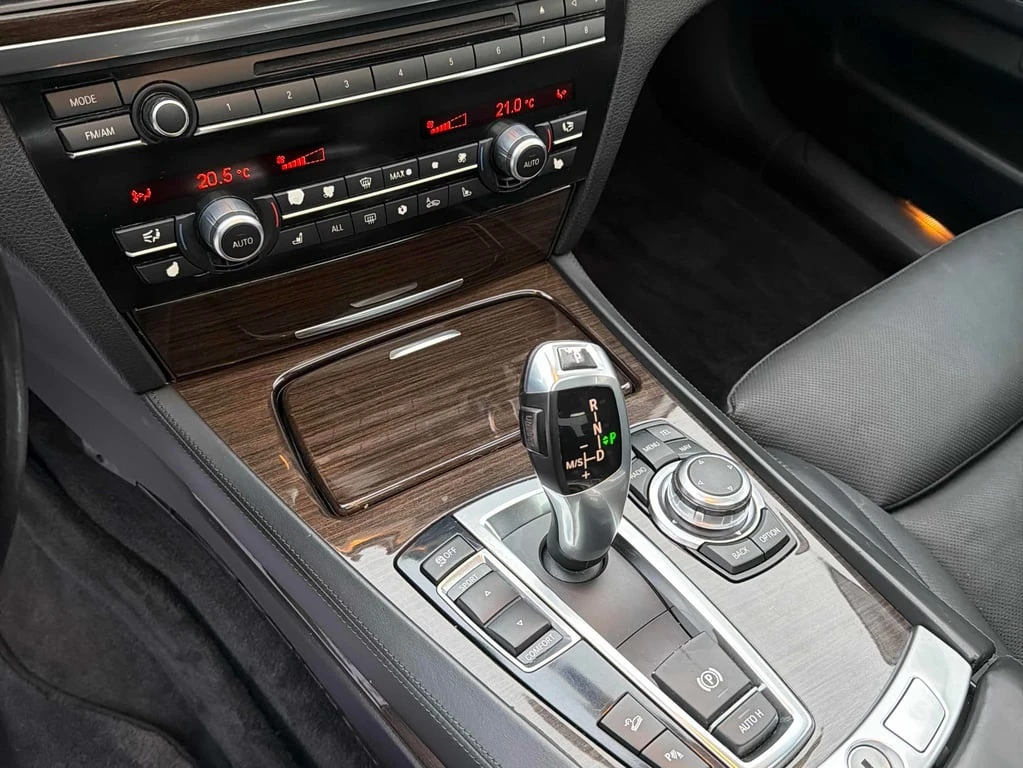 BMW 750 * 4dr Sdn xDrive AWD * CARFAX * БЕЗ ПЪРВОНАЧАЛНА В - изображение 9