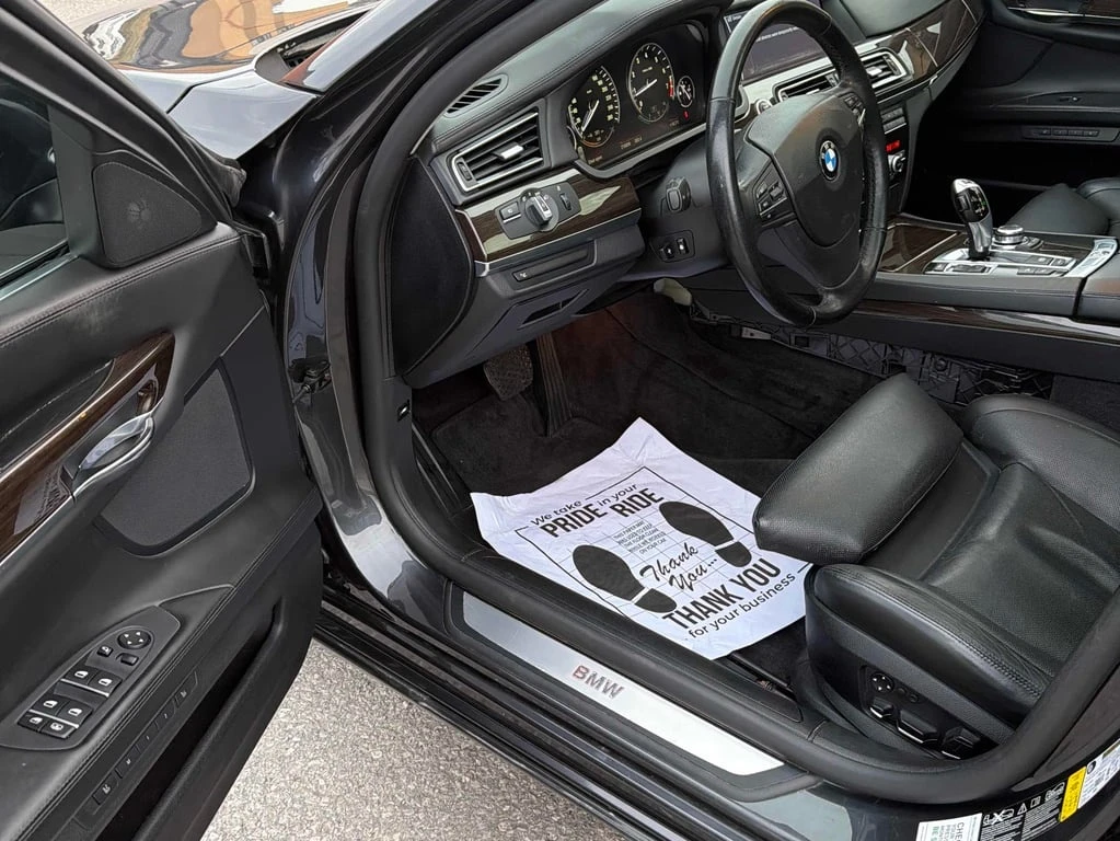 BMW 750 * 4dr Sdn xDrive AWD * CARFAX * БЕЗ ПЪРВОНАЧАЛНА В - изображение 5