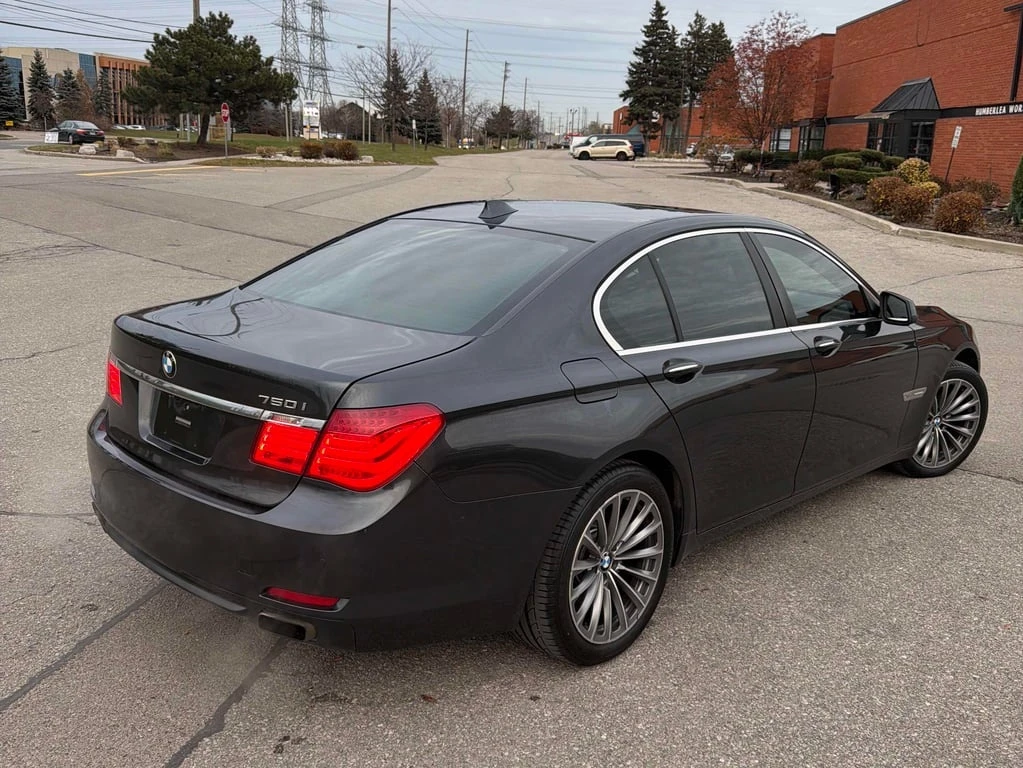 BMW 750 * 4dr Sdn xDrive AWD * CARFAX * БЕЗ ПЪРВОНАЧАЛНА В - изображение 4