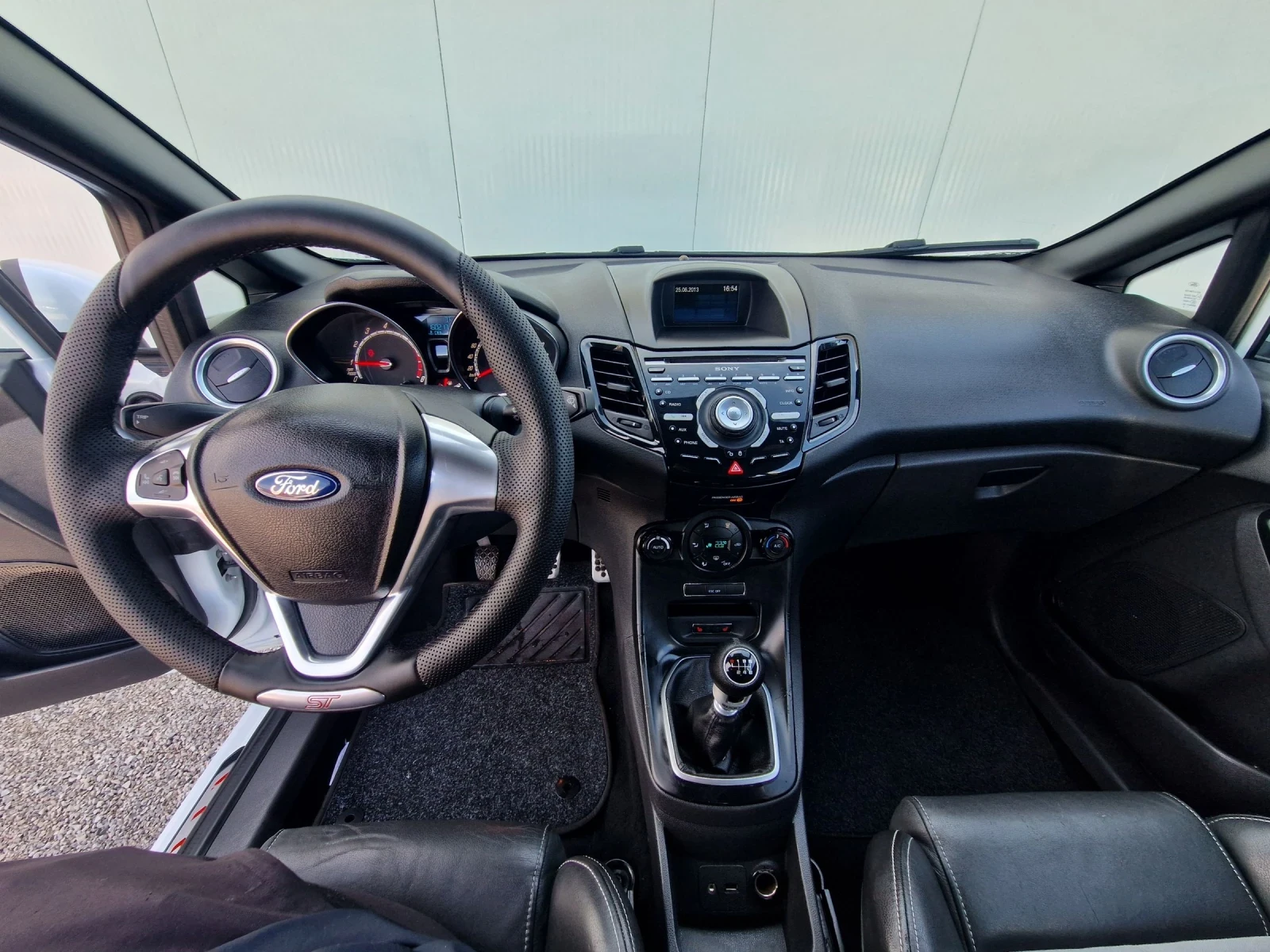 Ford Fiesta 1.6Turbo ST 183kc, снимка 10 - Автомобили и джипове - 53790922