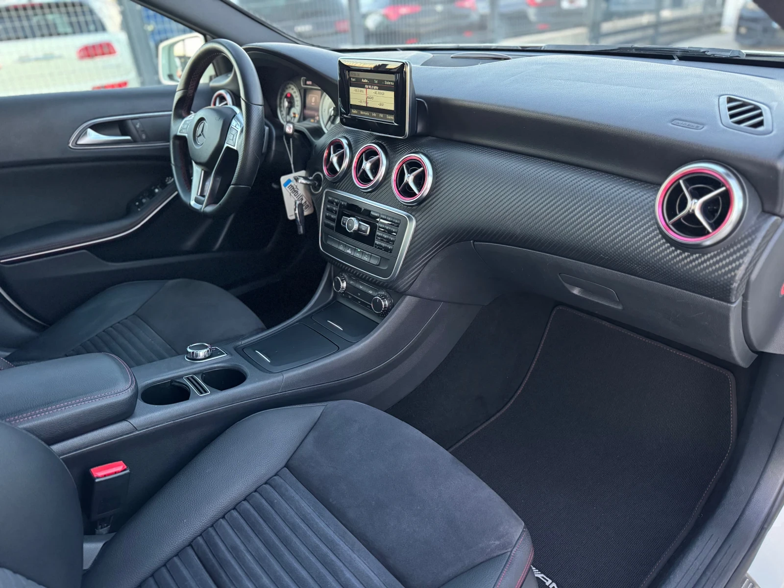 Mercedes-Benz A 200 AMG premium, снимка 13 - Автомобили и джипове - 54140987