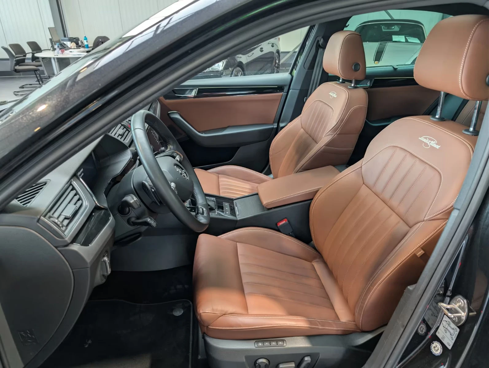 Skoda Superb 2.0/200HP/L&K/4X4/NAVI/ACC/KLESS/360/575z, снимка 9 - Автомобили и джипове - 55222835