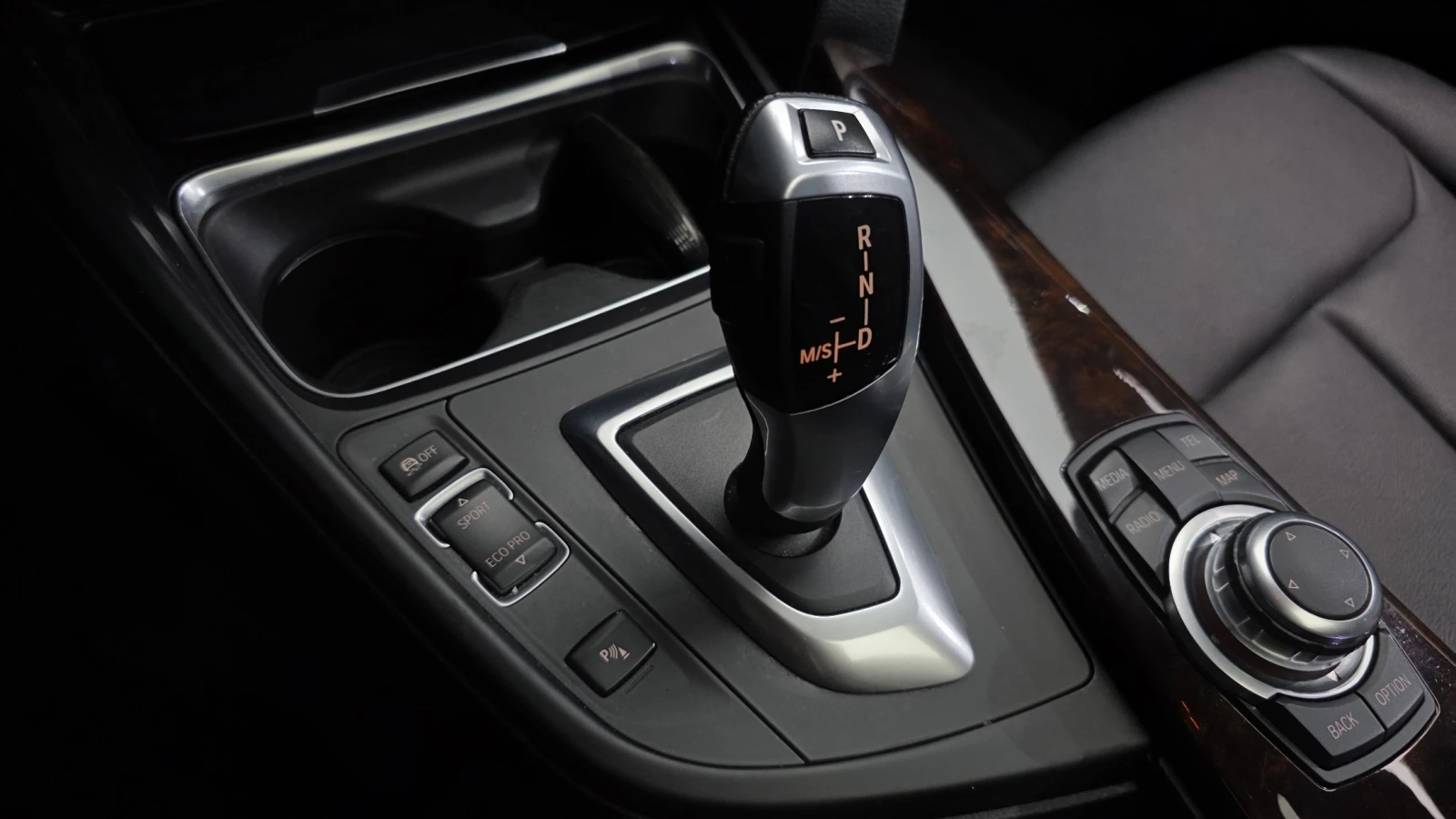 BMW 320, снимка 13 - Автомобили и джипове - 55371853
