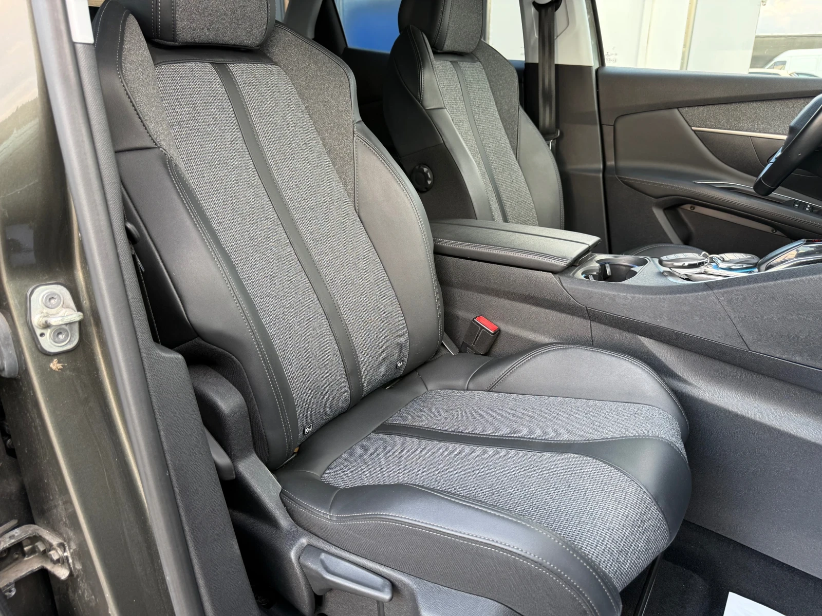 Peugeot 3008 1.5 BlueHDI  |  Allure  |  Облужена на 100%, снимка 10 - Автомобили и джипове - 55724460