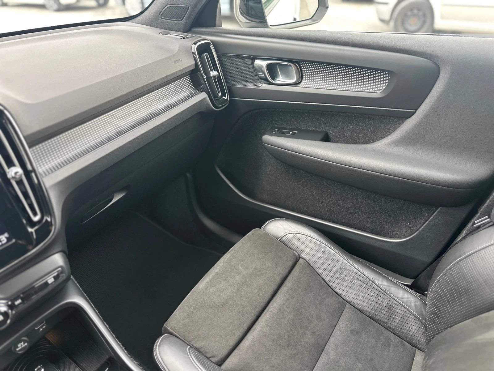Volvo XC40 2.0TDI 190�.� R-DESIGN/AWD/�����/����� ������/FULL | Mobile.bg � ����������� 16