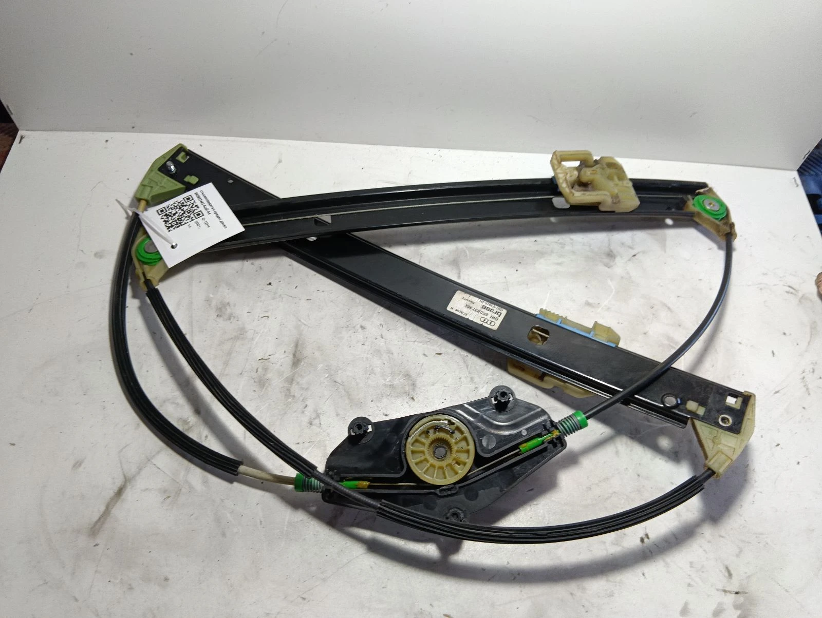стъклоповдигач преден десен 8K0837462 Audi A4