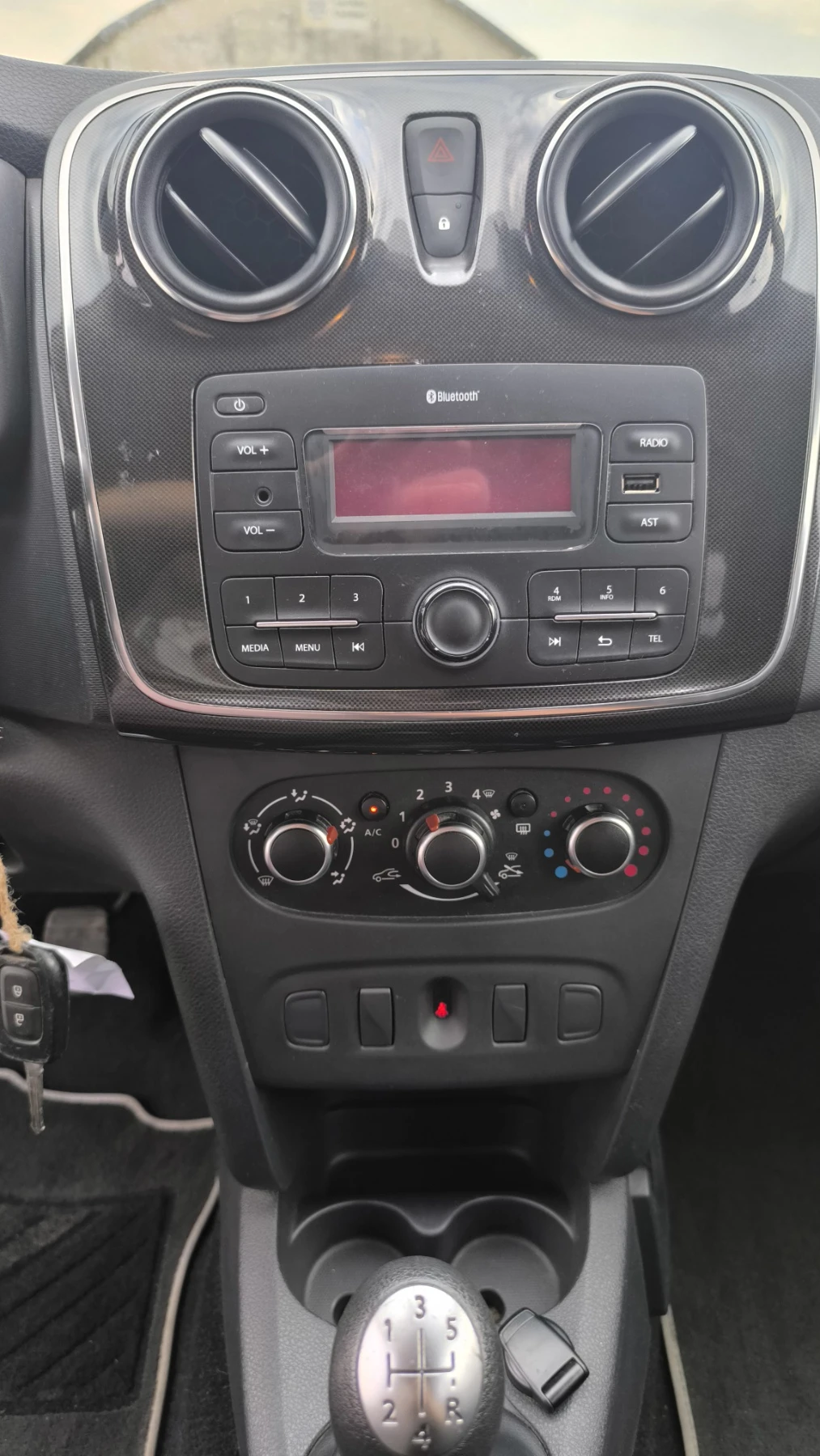 Dacia Sandero 0.9 - изображение 9